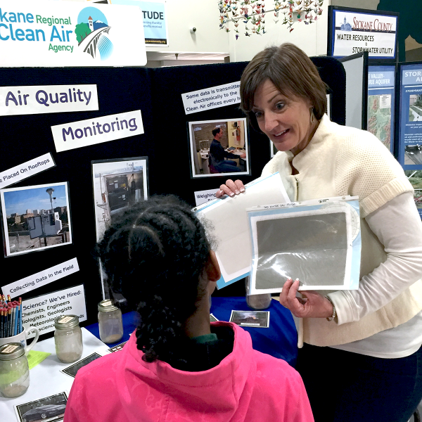 Lisa Woodard from Spokane Regional Clean Air Agency talking to a student about air quality